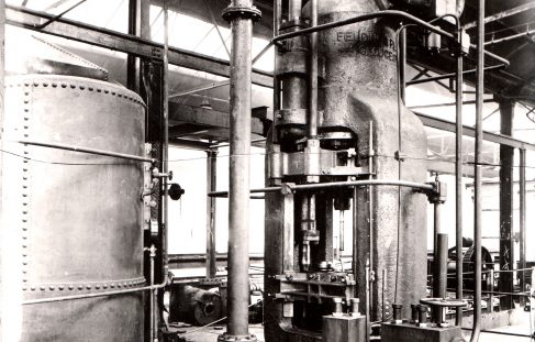 1000 ton Vertical Extrusion Press, O/No. 6896, c.1933 (Views taken on site)