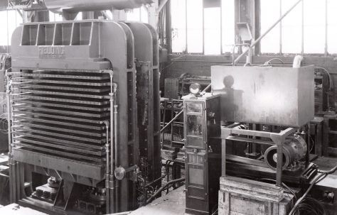860 ton Upstroking Multi-Daylight Platen Press, O/No. 5556, c.1946